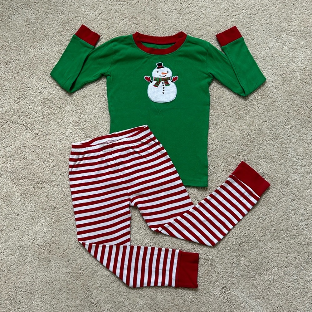 Sara’s Prints kids holiday ⛄️ pajamas